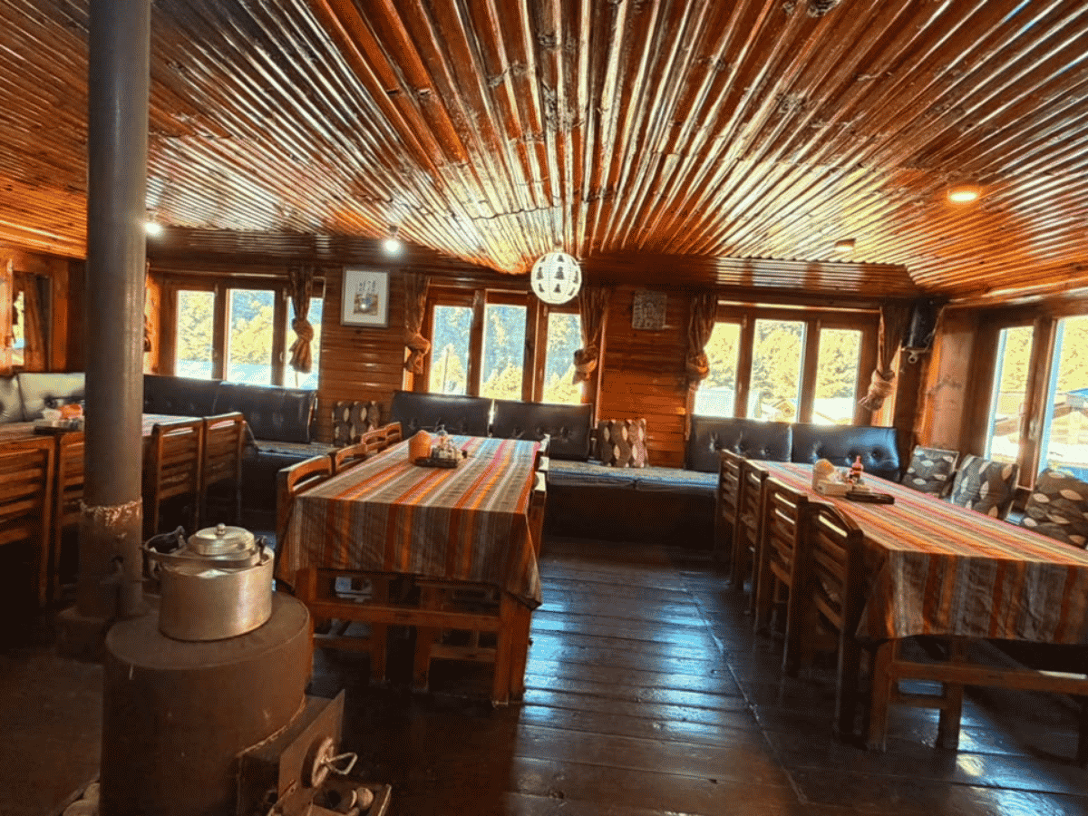 dinning-during-everest-view-trek