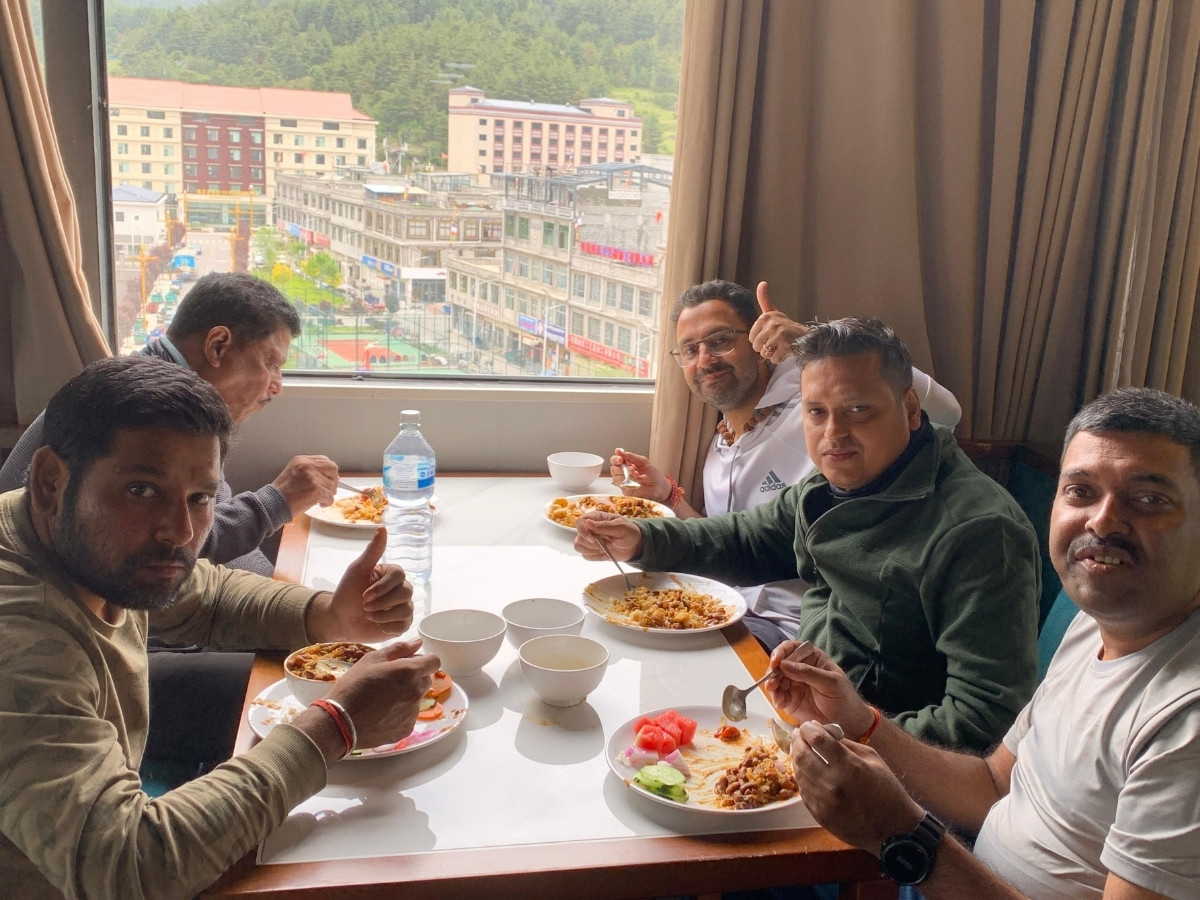nepali-support-team-cook-veg-food
